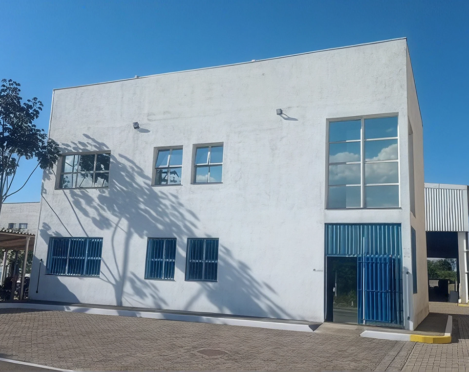 Technical workshop used for automotive engineering and validation activities.